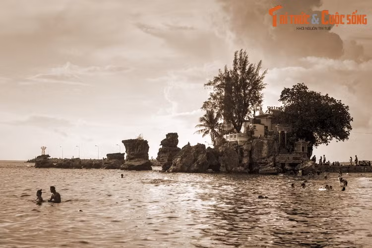 Một ngày nọ, dân trên đảo bỗng thấy một mỏm đá lớn, hình thù cổ quái dần dần nổi lên nơi cửa biển. Cho rằng đây là đá thiêng, mọi người đã góp tiền của công sức lập miếu thờ để cầu mong thần linh che chở trước tai ương từ biển cả.