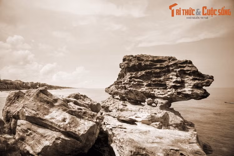 Ngoài các giai thoại kể trên, người dân Phú Quốc còn lưu truyền câu chuyện về một người đàn ông kỳ lạ xuất hiện tại Dinh Cậu đầu thế kỷ 20. Lúc đầu, ông tá túc tại đây, làm các việc quét dọn, nhang đèn. Ông không nói chuyện mà chỉ ra dấu nên không ai biết quê quán, gốc gác ở đâu.