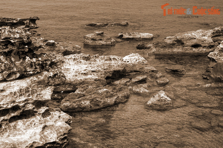 Một thời gian sau, ông không ở trong ngôi miếu nữa mà chui xuống hang dưới lòng hòn đá lớn quy ẩn. Ông dùng đá tự lấp cửa hang. Nhiều người lo ông chết đói đã đem cơm chay đến đặt trước cửa hang nhưng đến ngày sau vẫn thấy còn nguyên. Khi kiểm tra thì thấy ông vẫn sống.