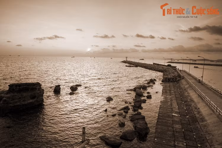 Từ ngày việc thờ cùng được tiến hành, những chuyến ra khơi đều gặp thuận lợi trong cảnh sóng êm biển lặng. Tin lành đồn xa, người dân tứ xứ dần dần đổ về đây thờ cúng và sinh sống, hình thành nên cộng đồng dân cư trù phú nhất của đảo Phú Quốc.