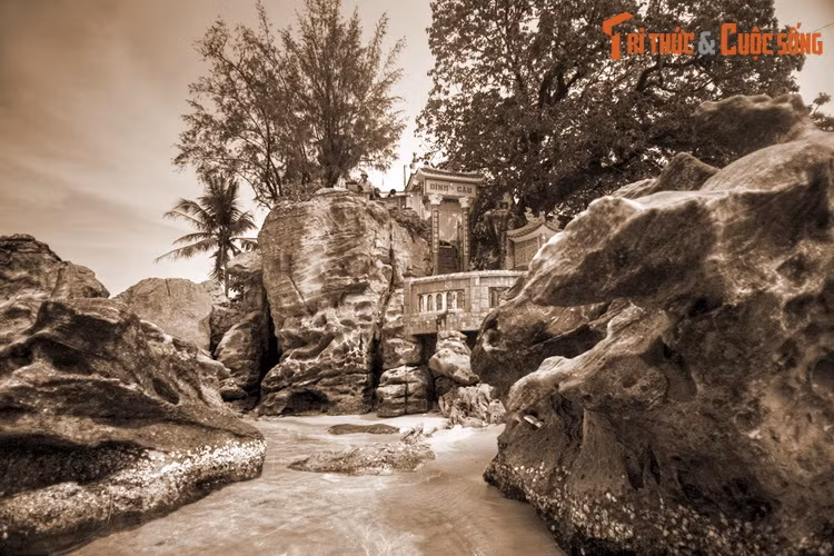 Giai thoại thứ hai về dinh Cậu gắn với tên gọi của di tích nay. Theo đó, danh xưng "Cậu" ở đây liên quan mật thiết đến tín ngưỡng thờ bà Chúa Ngọc Nương Nương và hai cậu con trai của bà là Cậu Quý và Cậu Tài.