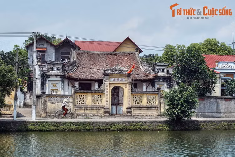  3. Hưng Yên (926,0 km2). Hưng Yên xưa được biến đến qua Phố Hiến, đô thị phồn thịnh thứ hai của nước Việt một thời (Thứ nhất Kinh Kỳ, thứ nhì Phố Hiến). Là mảnh đất có truyền thống hiếu học, nơi đây là quê hương của rất nhiều nhà khoa bảng và nhân sĩ yêu nước. Ảnh: Làng Nôm ở Văn Lâm, Hưng Yên.