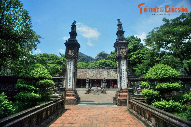  6. Ninh Bình (1.378.1 km2). Là mảnh đất di sản nổi tiếng, Ninh Bình được biết đến với Di sản văn hóa và thiên nhiên thế giới - quần thể danh thắng Tràng An cùng nhiều địa danh hấp dẫn khác như nhà thờ đá Phát Diệm, VQG Cúc Phương, Khu BTTN Vân Long... Ảnh: Đền thờ vua Đinh Tiên Hoàng ở Cố đô Hoa Lư, Ninh Bình.