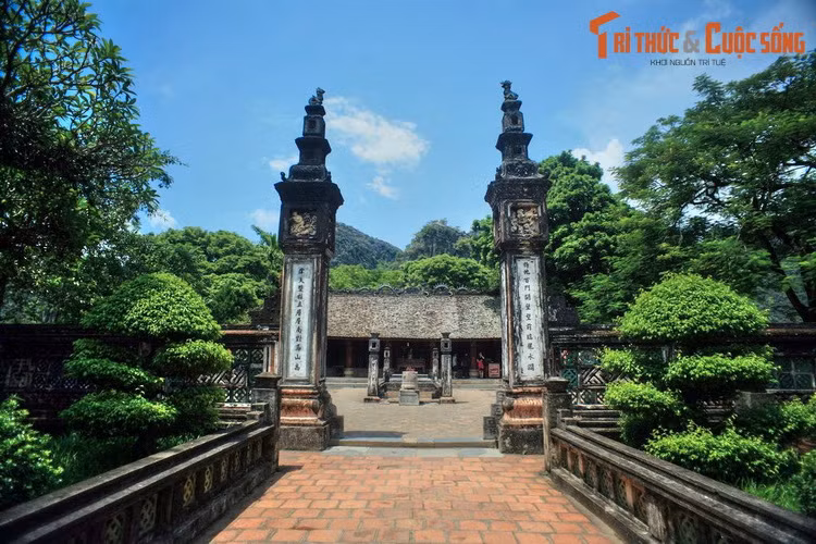  6. Ninh Bình (1.378.1 km2). Là mảnh đất di sản nổi tiếng, Ninh Bình được biết đến với Di sản văn hóa và thiên nhiên thế giới - quần thể danh thắng Tràng An cùng nhiều địa danh hấp dẫn khác như nhà thờ đá Phát Diệm, VQG Cúc Phương, Khu BTTN Vân Long... Ảnh: Đền thờ vua Đinh Tiên Hoàng ở Cố đô Hoa Lư, Ninh Bình.