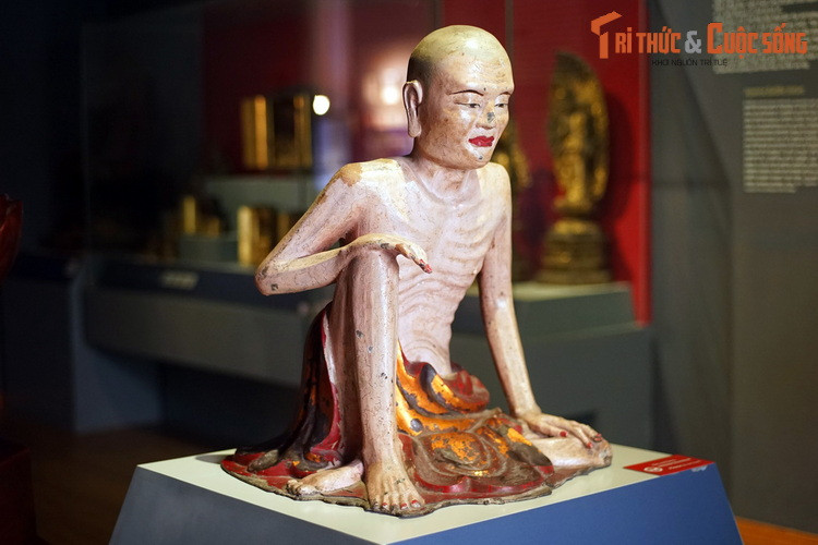 Tượng ngài Tuyết Sơn bằng kim loại phủ sơn của Việt Nam, thế kỷ 19. Khi du nhập vào các nước, Phật giáo đã hòa nhập với tín ngưỡng bản địa, hình thành nên những sắc thái văn hóa Phật giáo đặc trưng, thể hiện qua các công trình kiến trúc, hình thức thờ cúng, nghệ thuật tạo tượng.