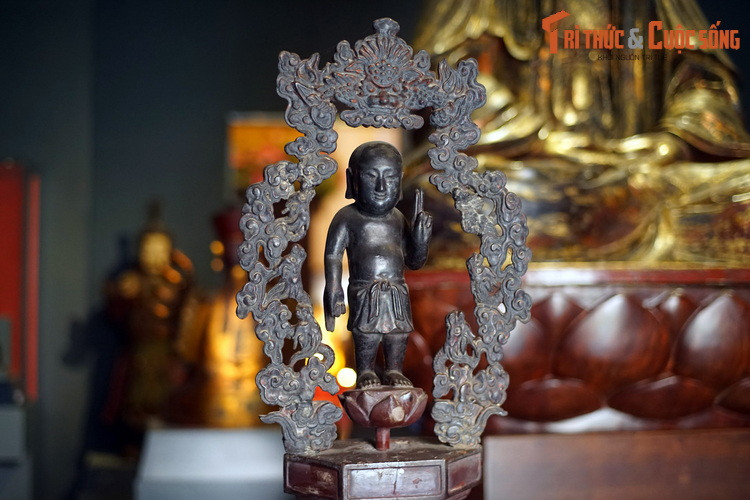 Tượng Phật Thích Ca sơ sinh bằng gỗ sơn son thếp vàng của Việt Nam, thế kỷ 19. Thuở sơ khai, tượng phật giáo Việt Nam chịu ảnh hưởng của Ấn Độ (phía Nam) và Trung Hoa (phía Bắc). Đến thế kỷ 10, tượng Phật Việt Nam đã hình thành bản sắc riêng và phát triển rực rỡ từ thế kỷ 16.