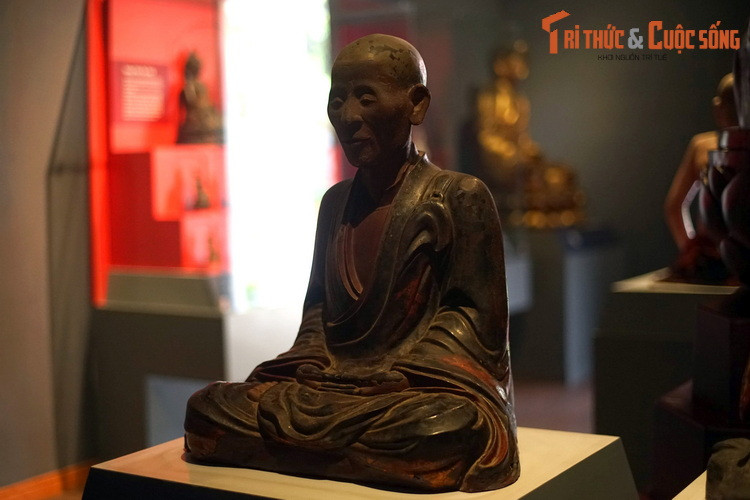 Tượng Sư tổ bằng gỗ sơn son thếp vàng, niên đại thế kỷ 19, hiện vật trong bộ sưu tập tượng Phật cổ Việt Nam của Bảo tàng Lịch sử TP HCM. Đây là những hiện vật mang giá trị lịch sử và nghệ thuật cao, phản ánh thế giới quan Phật giáo, một tôn giáo đã đến với Việt Nam từ rất sớm.