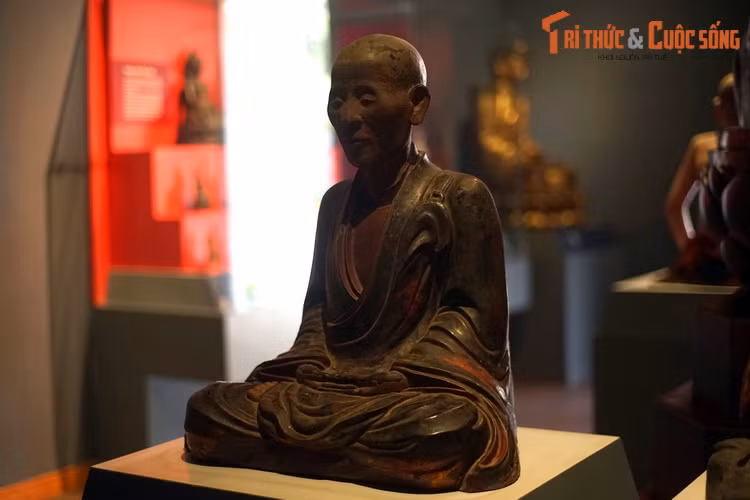 Tượng Sư tổ bằng gỗ sơn son thếp vàng, niên đại thế kỷ 19, hiện vật trong bộ sưu tập tượng Phật cổ Việt Nam của Bảo tàng Lịch sử TP HCM. Đây là những hiện vật mang giá trị lịch sử và nghệ thuật cao, phản ánh thế giới quan Phật giáo, một tôn giáo đã đến với Việt Nam từ rất sớm.