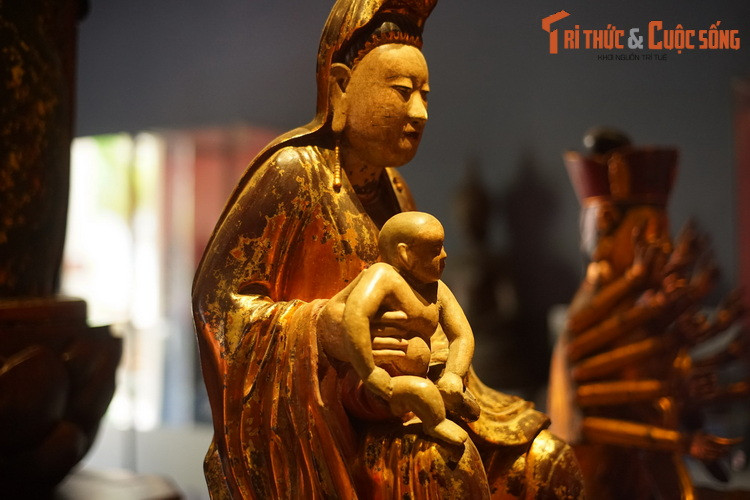 Cận cảnh tượng Quan Âm Tống Tử. Kể từ thế kỷ 16, nghệ thuật Phật giáo Việt Nam đã phát triển mạnh mẽ, thể hiện qua nhiều công trình kiến trúc, tác phẩm điêu khắc còn được lưu giữ đến nay.
