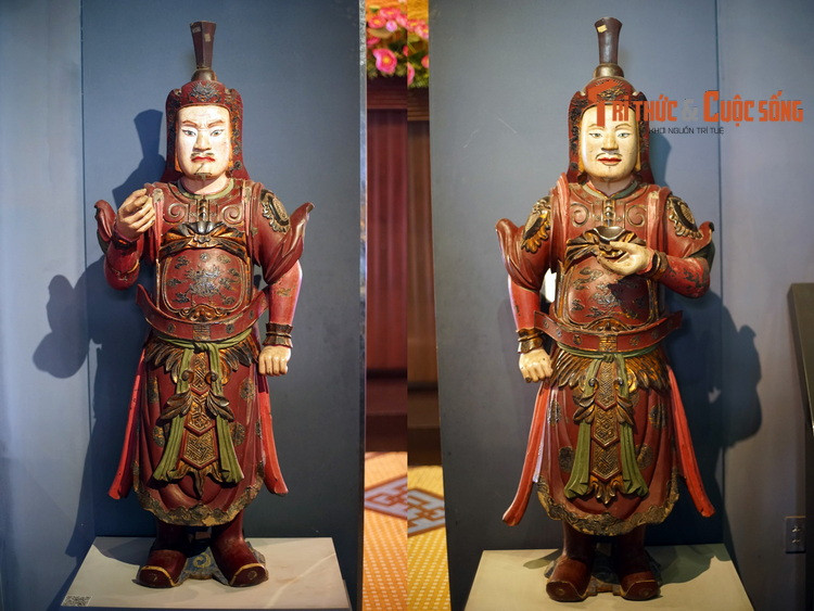 Cặp tượng Hộ pháp bằng gỗ phủ sơn của Việt Nam, thế kỷ 19. Theo các tư liệu lịch sử, Phật giáo du nhập vào Việt Nam khoảng thế kỷ thứ 2 TCN, bằng hai con đường: Đường biển từ phía Nam lên và đường bộ từ phía Bắc xuống.