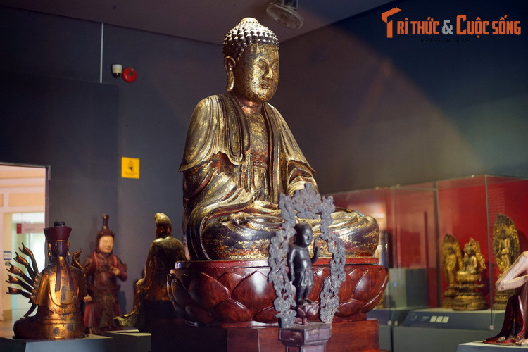 Trong các bức tượng Phật cổ Việt Nam được trưng bày tại Bảo tàng Lịch sử TP HCM, tác phẩm có giá trị nổi bật là tượng Phật chùa Khải Tường. Đây là một hiện vật lịch sử đặc biệt của Phật giáo Nam Bộ cũng như vương triều Nguyễn.