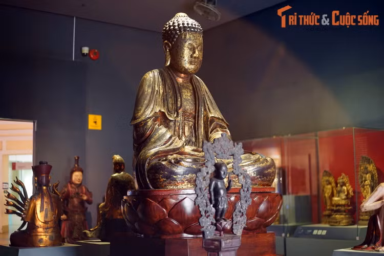 Trong các bức tượng Phật cổ Việt Nam được trưng bày tại Bảo tàng Lịch sử TP HCM, tác phẩm có giá trị nổi bật là tượng Phật chùa Khải Tường. Đây là một hiện vật lịch sử đặc biệt của Phật giáo Nam Bộ cũng như vương triều Nguyễn.