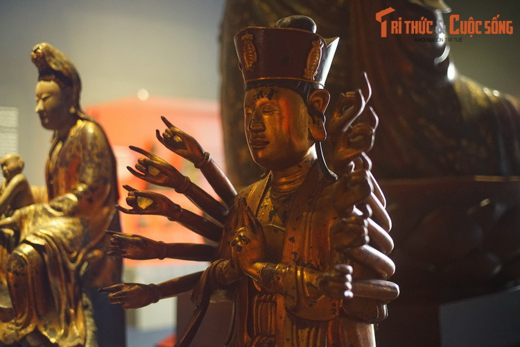 Cận cảnh tượng Quan Âm Chuẩn Đề. Các loại tượng Phật giáo phổ biến ở các ngôi chùa cổ của Việt Nam là tượng Thích Ca, Bồ Tát, Diêm Vương, La Hán, Hậu Tổ...