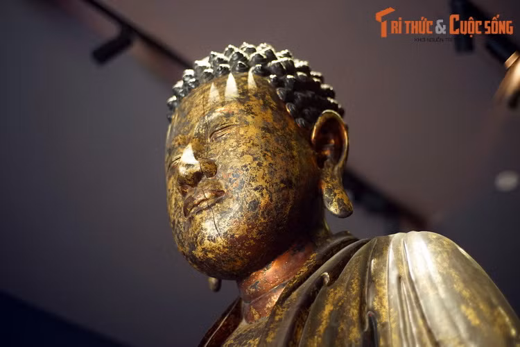 Chùa Khải Tường có từ năm 1744, là một trong những ngôi chùa xuất hiện đầu tiên ở vùng đất Sài Gòn. Đây chính là nơi sinh của Minh Mạng, vị vua thứ hai của nhà Nguyễn. Chùa đã bị thực dân Pháp phá hủy năm 1880, hiện vật duy nhất còn được lưu giữ là bức tượng Phật được đề cập ở đây...