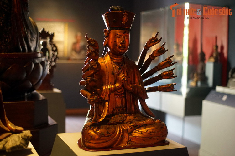 Tượng Quan Âm Chuẩn Đề bằng gỗ sơn thếp vàng, thế kỷ 19. Tượng Phật được bày ở các Phật điện giai đoạn thế kỷ 16-19 được tạo tác với với sự đa dạng về chất liệu và cách thức thể hiện, mang phong cách riêng biệt, thể hiện sự tiếp biến giữa Phật giáo và tín ngưỡng bản địa.