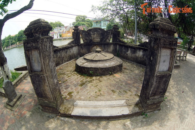 Giếng cổ phía trước đình Nôm (Hưng Yên) với tấm bia "Hạ mã" ở bên trái. Chế tài cho người vi phạm bia "Hạ mã" thường được quy định bằng "phép vua" hoặc "lệ làng", mang tính ràng buộc và răn đe cao, tương tự các loại biển giao thông do nhà nước quy định thời hiện đại.