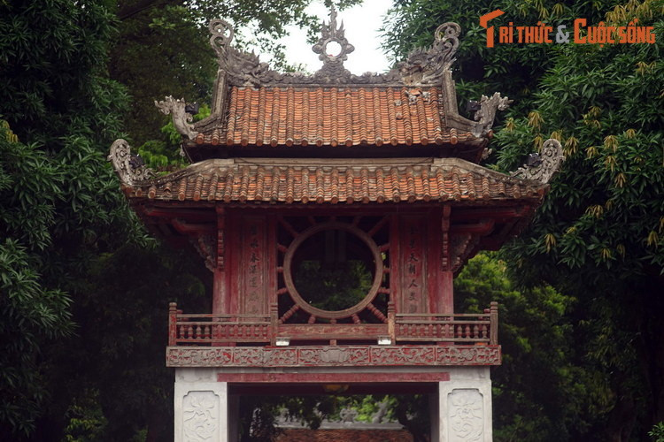 Khuê Văn Các - biểu tượng cho nền văn hiến xưa ở Văn Miếu - Quốc Tử Giám Hà Nội. Như đã đề cập ở trên, bia "Hạ mã" chỉ có ý nghĩa như một tấm biển giao thông. Việc sinh hoạt tâm linh tại bia "Hạ mã" ở Văn Miếu là việc làm vô nghĩa, trái với thuần phong mỹ tục của người Việt.