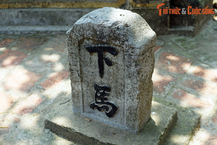 Cận cảnh bia "Hạ mã" của đình Nôm. Bia "Hạ mã" từng là hình ảnh quen thuộc trong xã hội Việt Nam xưa. Tuy nhiên, do sự biến đổi của thời cuộc mà những tấm bia này biến mất dần, ngày nay chỉ còn hiện diện ở một số di tích lịch sử có tuổi đời nhiều thế kỷ.