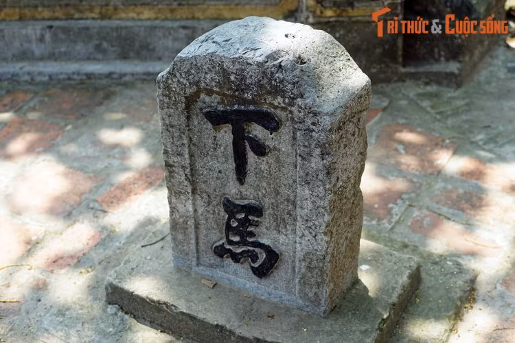 Cận cảnh bia "Hạ mã" của đình Nôm. Bia "Hạ mã" từng là hình ảnh quen thuộc trong xã hội Việt Nam xưa. Tuy nhiên, do sự biến đổi của thời cuộc mà những tấm bia này biến mất dần, ngày nay chỉ còn hiện diện ở một số di tích lịch sử có tuổi đời nhiều thế kỷ.