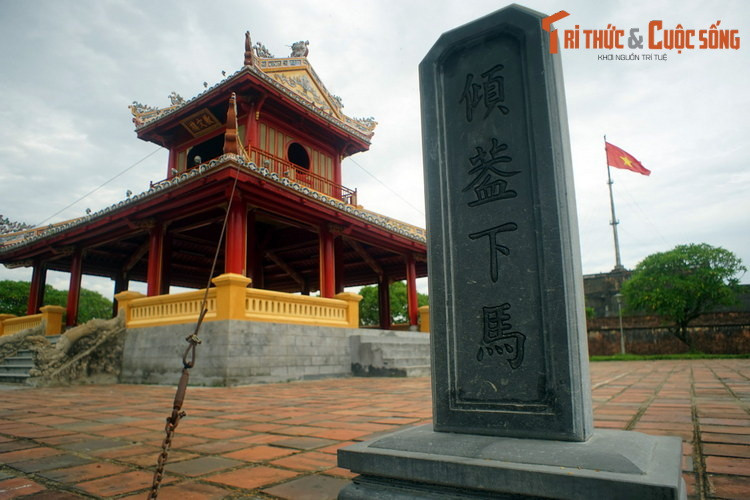 Cận cảnh bia "Khuynh cái hạ mã" ở Phu Văn Lâu. Về chức năng, bia "Hạ mã" có vai trò như tấm bảng thông báo "Vui lòng xuống xe tắt máy dắt bộ" ở nhiều cơ quan công quyền và đền chùa ngày nay.