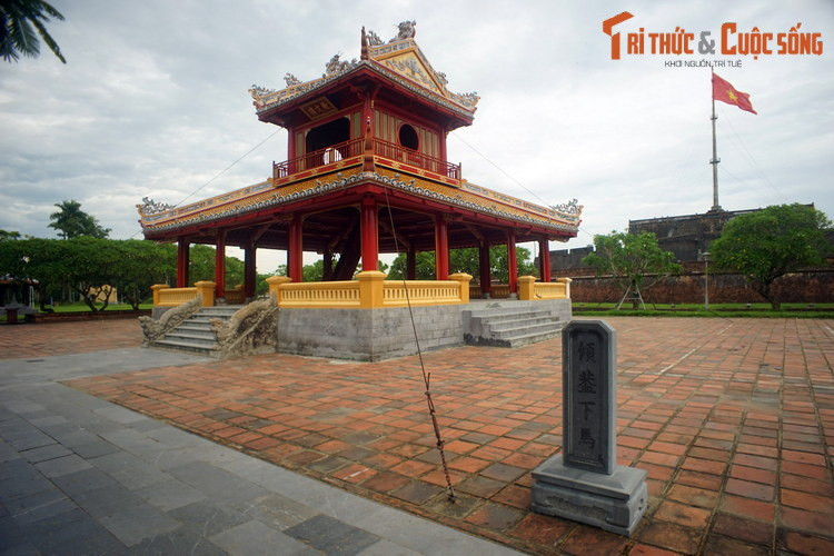 Bia "Khuynh cái hạ mã" (Nghiêng lọng xuống ngựa) ở Phu Văn Lâu, Cố đô Huế. Việc "xuống ngựa" này nhằm mục đích biểu lộ sự kính trọng với các bậc thần linh, những người có địa vị cao trong xã hội. Theo quan niệm xưa, cưỡi ngựa ở những chốn tôn nghiêm bị coi là hành vi bất kính.