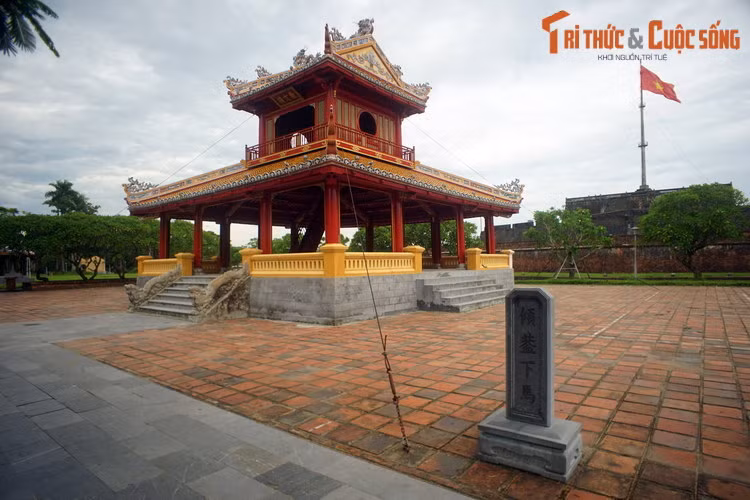 Bia "Khuynh cái hạ mã" (Nghiêng lọng xuống ngựa) ở Phu Văn Lâu, Cố đô Huế. Việc "xuống ngựa" này nhằm mục đích biểu lộ sự kính trọng với các bậc thần linh, những người có địa vị cao trong xã hội. Theo quan niệm xưa, cưỡi ngựa ở những chốn tôn nghiêm bị coi là hành vi bất kính.