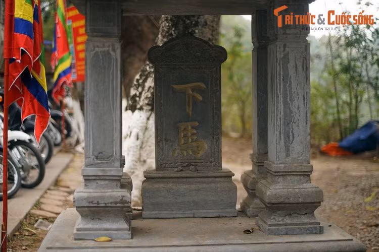  Bia "Hạ mã" ở đền Voi Phục, Hà Nội. "Hạ mã" là một từ Hán - Việt, có nghĩa là "Xuống ngựa". Bia "Hạ mã" thời xưa thường được đặt trước các nơi quan trọng như đền, chùa, miếu, nơi ở của vua quan, để nhắc những ai đang cưỡi ngựa hãy xuống ngựa.