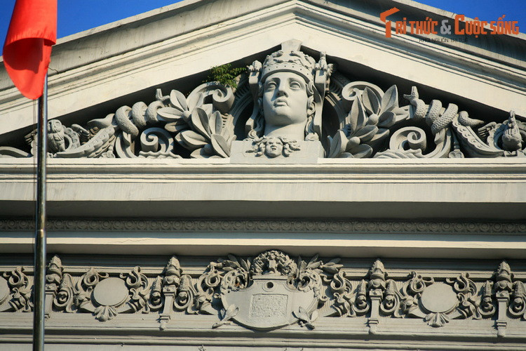 Sau khi Quốc trưởng Bảo Đại thoái vị năm 1955, Dinh Gia Long được dùng làm Dinh Quốc khách. Ngày 27/2/1962, Dinh Độc Lập bị ném bom, tập đoàn Diệm - Nhu chuyển sang Dinh Gia Long và ở đây cho đến ngày bị lật đổ vào tháng 11/1963.