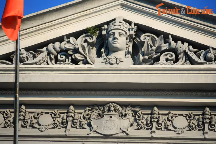 Sau khi Quốc trưởng Bảo Đại thoái vị năm 1955, Dinh Gia Long được dùng làm Dinh Quốc khách. Ngày 27/2/1962, Dinh Độc Lập bị ném bom, tập đoàn Diệm - Nhu chuyển sang Dinh Gia Long và ở đây cho đến ngày bị lật đổ vào tháng 11/1963.