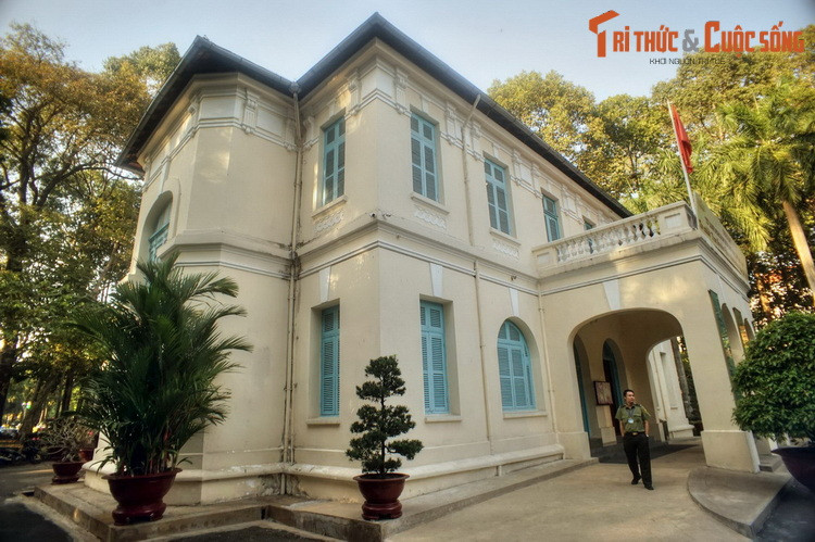 Ngược dòng lịch sử, Dinh Norodom khánh thành năm 1871, là nơi ở và làm việc của các Thống đốc Nam kỳ và Toàn quyền Đông Dương. Năm 1954, công trình đổi tên là Dinh Độc Lập. Năm 1962, tòa nhà bị phi công nổi loạn ném bom hư hỏng nặng.