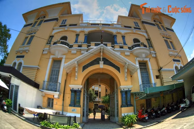 Có một giai thoại kể rằng, sau khi dinh thự khánh thành, chính quyền Pháp thời bấy giờ không cho người sống trong nhà dùng cửa trước, vì cửa này lớn hơn cửa dinh Toàn quyền. Vì thế, gia chủ phải dùng cửa sau. Từ năm 1991, tòa nhà trở thành Bảo tàng Mỹ thuật TP HCM.