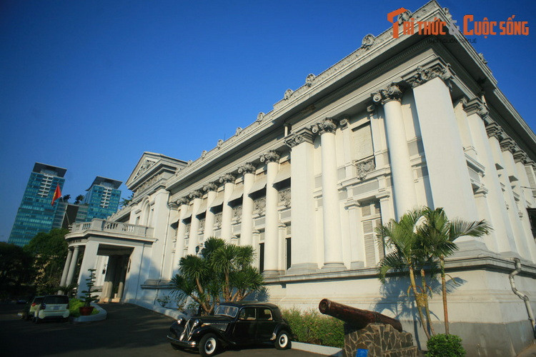 Nằm ở số 65 Lý Tự Trọng, Dinh Gia Long - tòa nhà Bảo tàng TP HCM – là một trong những công trình kiến trúc tiêu biểu của Sài Gòn thời Pháp thuộc. Tòa dinh thự cổ này có lịch sử gắn với nhiều sự kiện quan trọng của đô thành Sài Gòn.