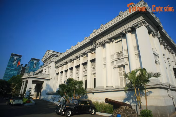 Nằm ở số 65 Lý Tự Trọng, Dinh Gia Long - tòa nhà Bảo tàng TP HCM – là một trong những công trình kiến trúc tiêu biểu của Sài Gòn thời Pháp thuộc. Tòa dinh thự cổ này có lịch sử gắn với nhiều sự kiện quan trọng của đô thành Sài Gòn.