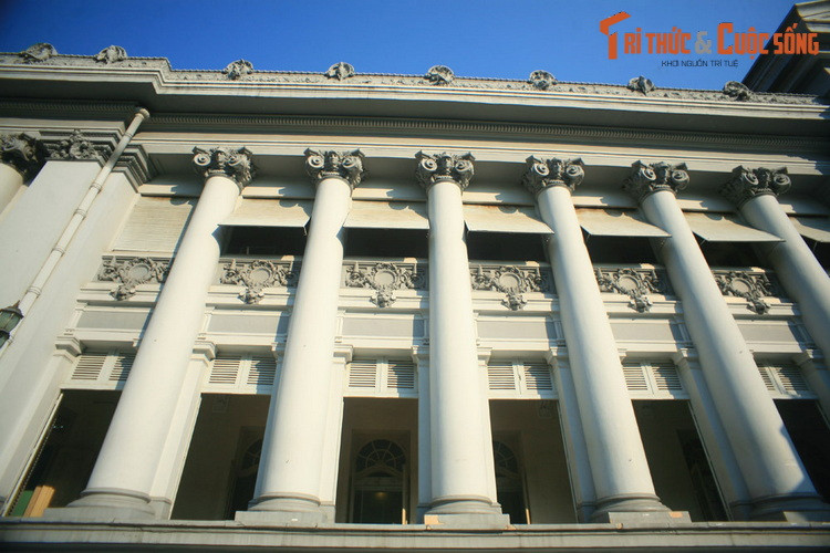 Khánh thành năm 1890, ban đầu tòa nhà được dùng làm Bảo tàng Thương mại. Sau đó công trình dùng vào nhiều mục đích khác nhau như dinh Thống đốc, dinh Khâm sai, dinh Tổng trấn, dinh Thủ tướng… Tên gọi Dinh Gia Long có từ năm 1954, do cựu hoàng Bảo Đại đặt khi làm Quốc trưởng.