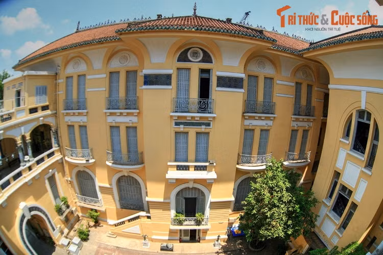 Do quy mô quá to lớn với nhiều phòng ốc nên người Sài Gòn còn gọi dinh thự của chú Hỏa là căn nhà 99 cửa. Đây có lẽ chỉ là con số tượng trưng. Số cửa thực tế của tòa nhà có thể còn nhiều hơn.