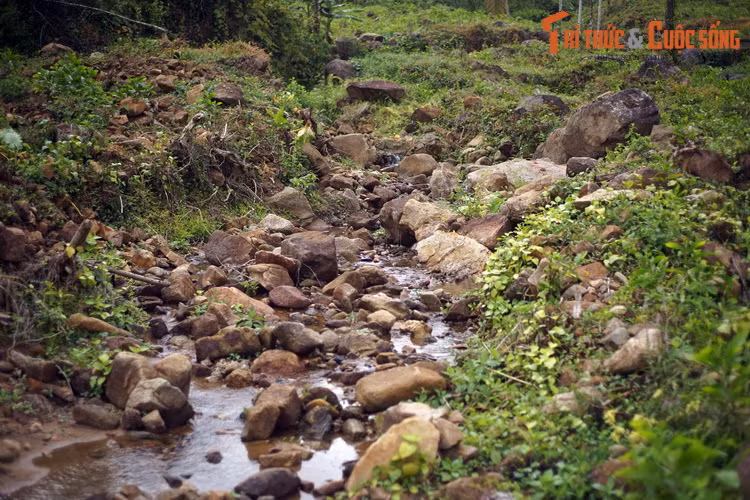 Một trong những điểm đáng chú ý của ngôi làng này là tận dụng nguồn nước từ thiên nhiên, người làng xưa đã dựa vào địa hình sườn núi dốc tạo nên một hệ thống cấp nước độc đáo, hiếm thấy ở các ngôi làng Việt cổ.