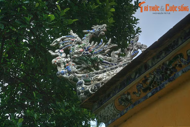 Họa tiết kiến trúc trên mái phủ thờ Tuy Lý vương. Do chủ trương đối thoại với Pháp, Tuy Lý vương đã bị phe chủ chiến truy nã. Ông trốn xuống tàu chiến Pháp nhờ che chở, nhưng bị trao trả và phải đi an trí ở Quảng Ngãi. Sau khi vua Đồng Khánh lên ngôi năm 1885 ông mới được về Huế.