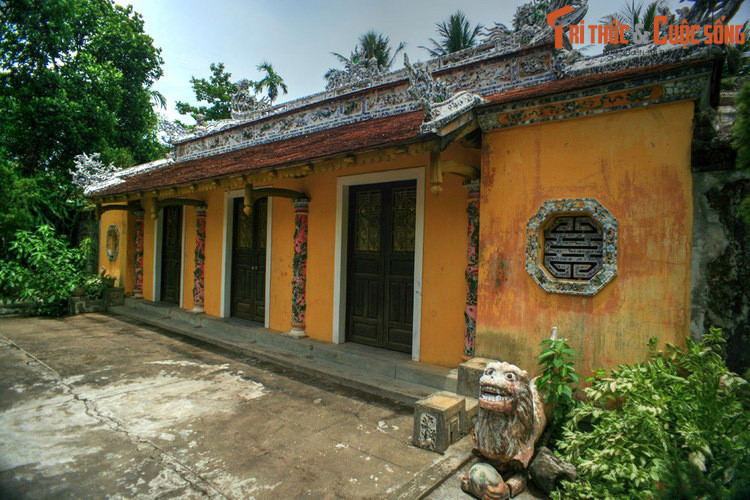 Phủ thờ Tuy Lý vương, một ngôi nhà rường ba gian hai chái. Năm 1865, Tuy Lý vương được cử kiêm nhiệm chức Hữu Tôn Chánh, một chức vụ cao cấp trong Tôn Nhơn Phủ, cơ quan quản lý hoàng tộc của triều đình nhà Nguyễn.