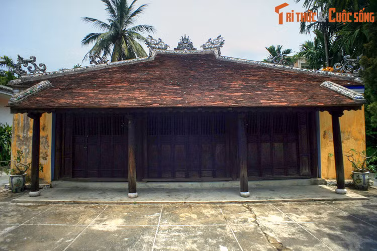 Phủ thờ bà Tiệp dư Lê Thị Ái, thân mẫu của Tuy Lý Vương. Năm 1889, đầu thời Thành Thái, Tuy Lý vương được cử làm Phụ chính thân thần. Đến năm 1897, vì tuổi cao sức yếu, ông xin về vui thú điền viên ở phủ riêng tại Vỹ Dạ, rồi qua đời vào cuối năm đó, thọ 78 tuổi,