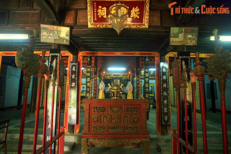 Bên trong phủ thờ Tuy Lý vương. Năm 1883, sau khi vua Tự Đức thăng hà, Tuy Lý vương được triều đình vua Hiệp Hòa ủy nhiệm giao thiệp với tòa Khâm sứ Pháp. Đây là thời điểm rối ren với nhiều vụ lật đổ ngôi vua mà dân gian gọi là “tứ nguyệt tam vương” (bốn tháng ba vua).