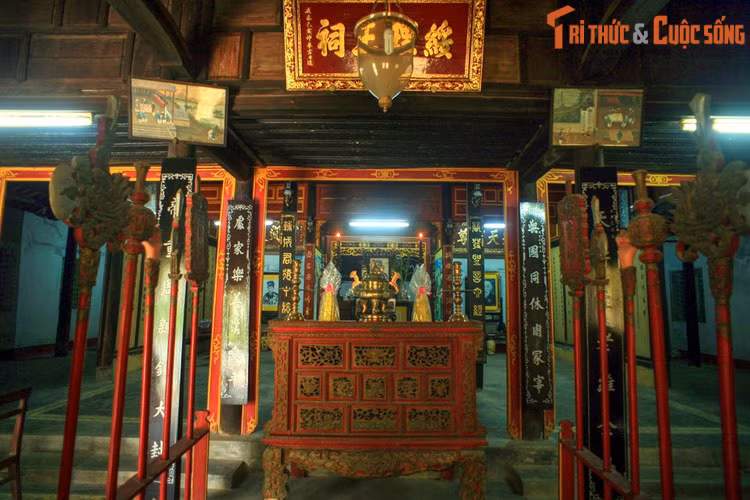 Bên trong phủ thờ Tuy Lý vương. Năm 1883, sau khi vua Tự Đức thăng hà, Tuy Lý vương được triều đình vua Hiệp Hòa ủy nhiệm giao thiệp với tòa Khâm sứ Pháp. Đây là thời điểm rối ren với nhiều vụ lật đổ ngôi vua mà dân gian gọi là “tứ nguyệt tam vương” (bốn tháng ba vua).