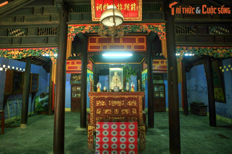 Bên trong phủ thờ bà Tiệp dư. Người đời thường biết đến Tuy Lý vương qua di sản văn học đồ sộ. Khi mới 13 tuổi, ông đã nổi danh vì tài thơ phú, được ca ngợi là "Ông hoàng thơ". Trong sự nghiệp sáng tác của mình, vị hoàng tử nhà Nguyễn để lại nhiều tác phẩm thơ văn Hán - Nôm.