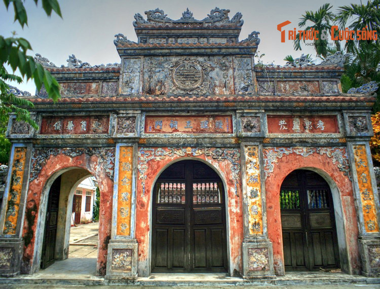 Cổng tam quan của phủ Tuy Lý vương, thành phố Huế. Tuy Lý vương sinh năm 1820, tên thật là Nguyễn Phúc Miên Trinh, con thứ 11 của vua Minh Mạng. Ông có tên chữ là Khôn Chương và Quý Trọng, hiệu là Vỹ Dạ và Tịnh Phố. Tuy Lý vương là tước được vua ban về sau.