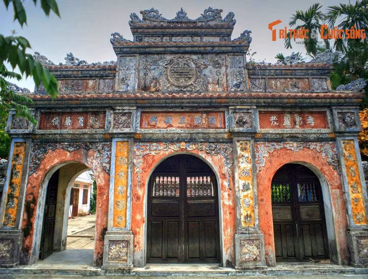 Cổng tam quan của phủ Tuy Lý vương, thành phố Huế. Tuy Lý vương sinh năm 1820, tên thật là Nguyễn Phúc Miên Trinh, con thứ 11 của vua Minh Mạng. Ông có tên chữ là Khôn Chương và Quý Trọng, hiệu là Vỹ Dạ và Tịnh Phố. Tuy Lý vương là tước được vua ban về sau.