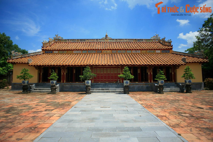 Toàn bộ công trình được thiết kế thành hai trục: Trục lăng nằm bên phải và trục tẩm (khu vực điện thờ) nằm bên trái. Công trình trung tâm của khu tẩm điện là điện Biểu Đức, nơi thờ cúng bài vị của vua Thiệu Trị và hoàng hậu Từ Dụ.