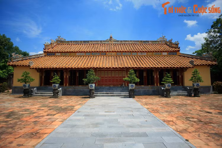 Toàn bộ công trình được thiết kế thành hai trục: Trục lăng nằm bên phải và trục tẩm (khu vực điện thờ) nằm bên trái. Công trình trung tâm của khu tẩm điện là điện Biểu Đức, nơi thờ cúng bài vị của vua Thiệu Trị và hoàng hậu Từ Dụ.