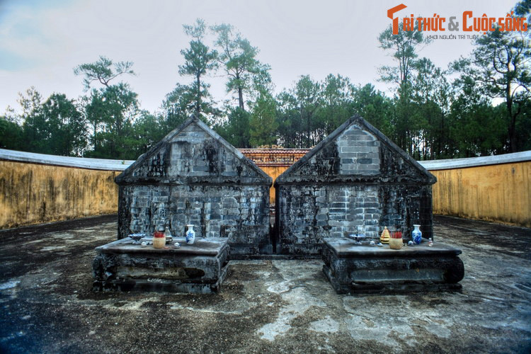 Bên trong Bửu Thành có hai ngôi mộ của vua Gia Long và bà Thừa Thiên Cao Hoàng hậu, được song táng theo quan niệm “Càn Khôn hiệp đức” – một hình ảnh đẹp của hạnh phúc và thủy chung.