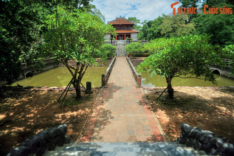 Khu vực hồ Trừng Minh và tòa Minh Lâu là nơi tập trung những tinh hoa kiến trúc - cảnh quan của lăng Minh Mạng. Minh Lâu nghĩa là lầu sáng, nơi nhà vua suy tư vào những đêm hè trăng thanh gió mát, được coi là công trình đẹp nhất của toàn khu lăng.