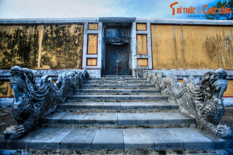 Trên đỉnh đồi có Bửu thành, là các vòng thành kiên cố bao bọc mộ phần. Mặt trước Bửu thành có các bậc cấp dẫn lên một cánh cổng kiên cố. Hai bên dãy bậc cấp có thành tạc hình rồng.