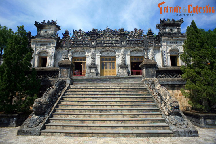 Cung Thiên Định công trình kiến trúc chính, nằm ở vị trí cao nhất của lăng Khải Định. Đây là một tòa nhà được xây dựng công phu và tinh xảo, gồm 5 phần liền nhau.